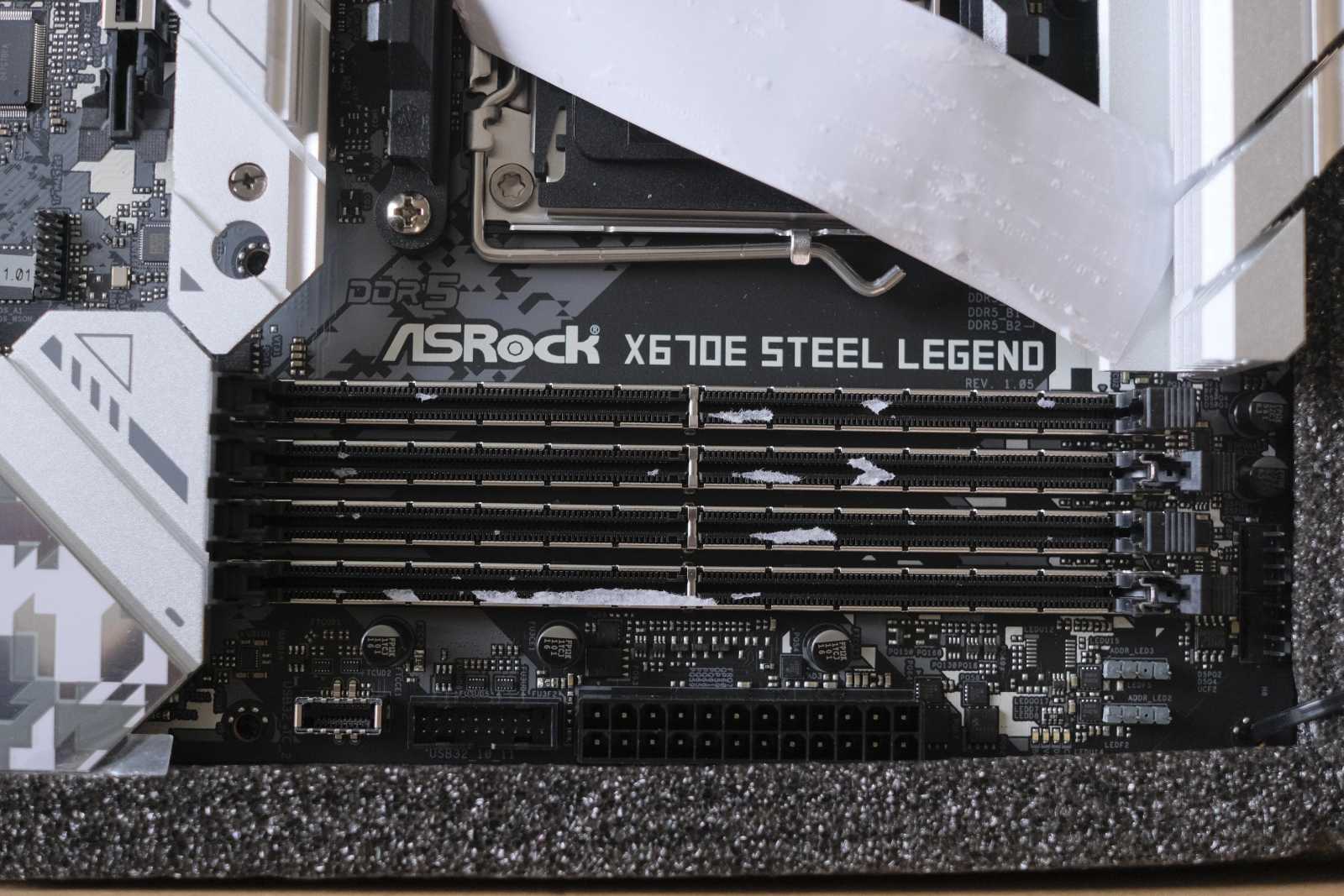 ASRock lepil u základních desek samolepky na paměťové sloty a to nebyl dobrý nápad