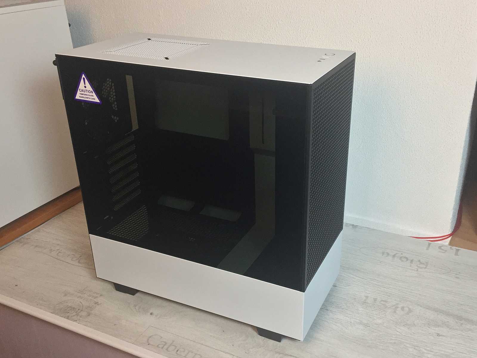 Test skříně NZXT H510 FLOW – s komponenty v bílém tónu