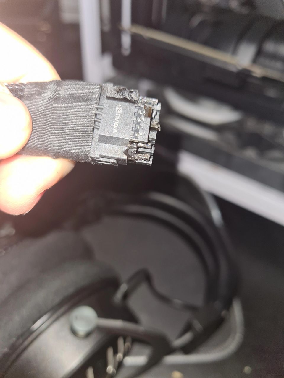 Napájecí konektor u RTX 4090 se uživatelům taví, Nvidia už problém řeší