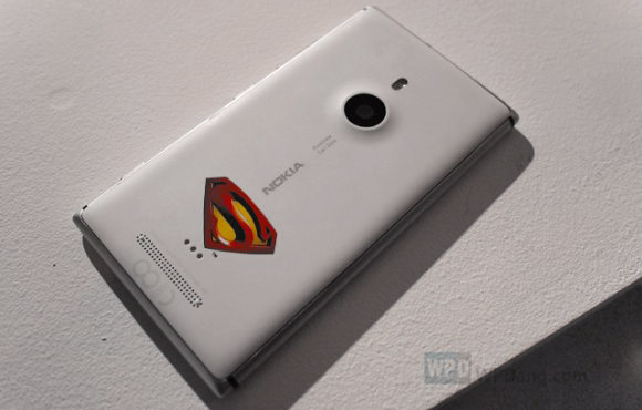 Nokia vydá Lumii 925 se symbolem Supermana