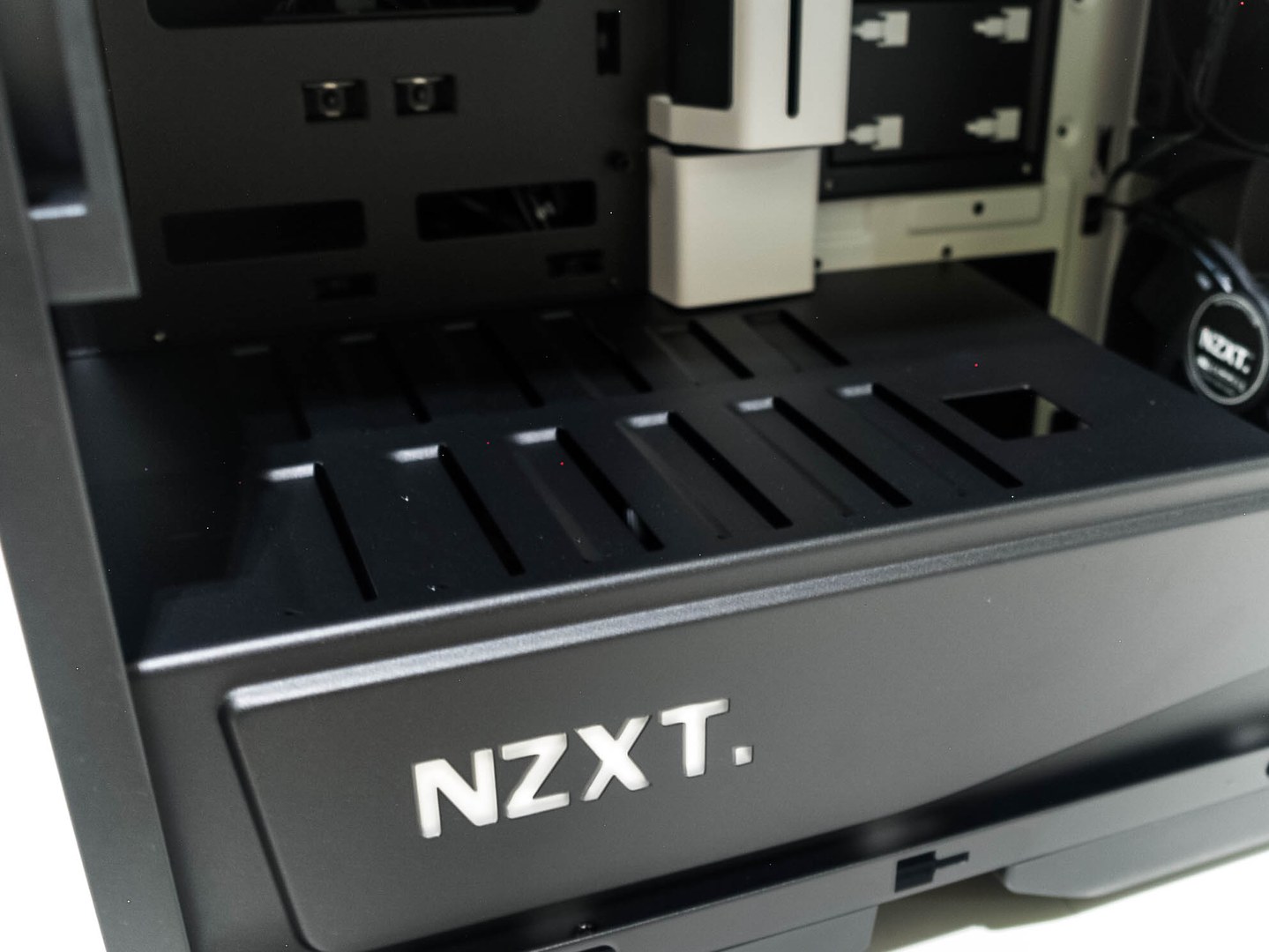 NZXT Manta: Malá skříň pro velké monstrum