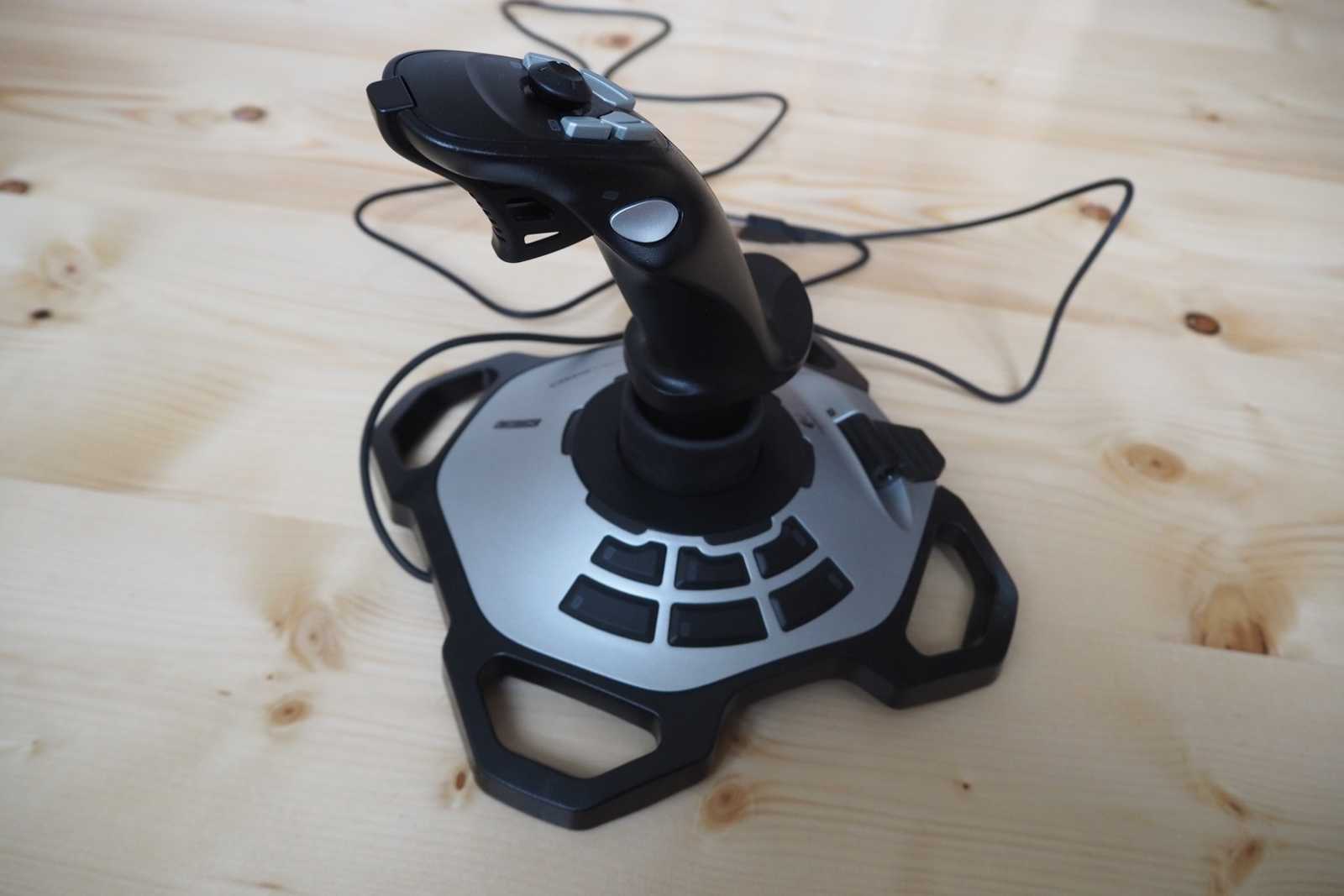 Velký test joysticků: čtyřka pro ty náročnější