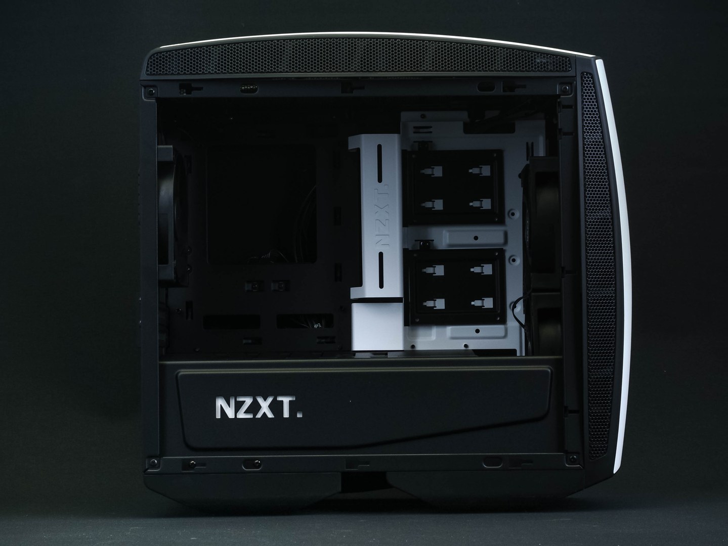 NZXT Manta: Malá skříň pro velké monstrum