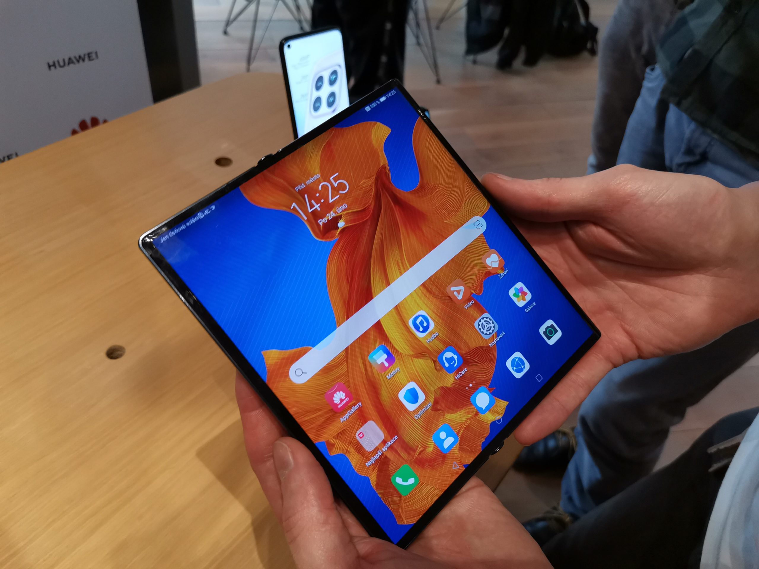 Huawei představil ohebný smartphone Huawei Mate Xs, zamíří i do Česka
