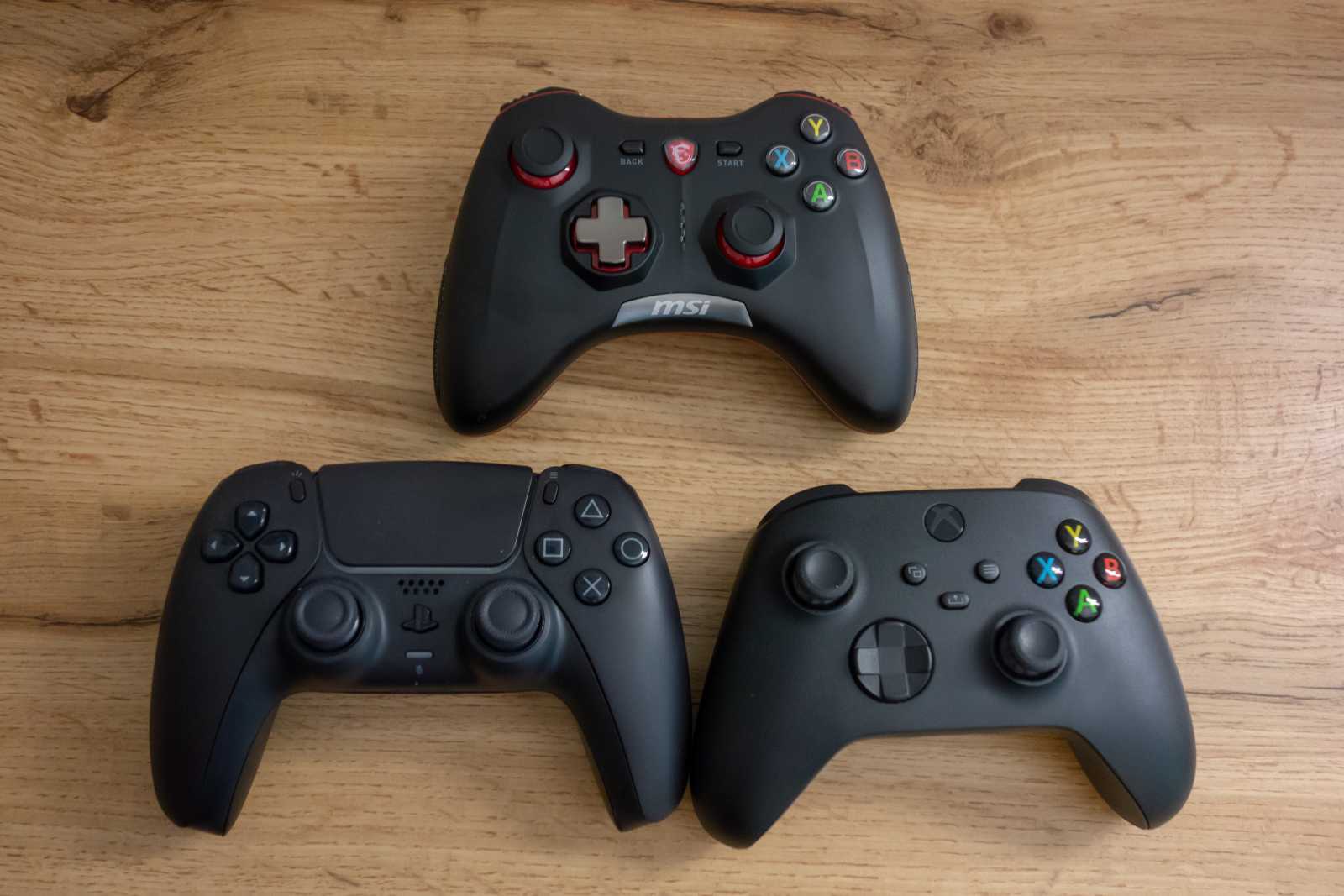 Porovnání velikosti s Xbox Series a DualSense ovladači