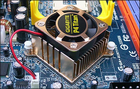 Test základních desek s dvoukanálovým řadičem pamětí pro platformu Pentium 4