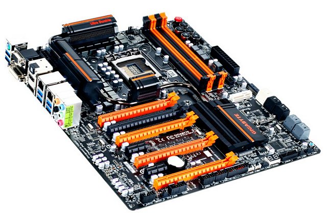 Gigabyte odhalil finální podobu základní desky Z77X-UP7 s 32 fázovou napájecí kaskádou