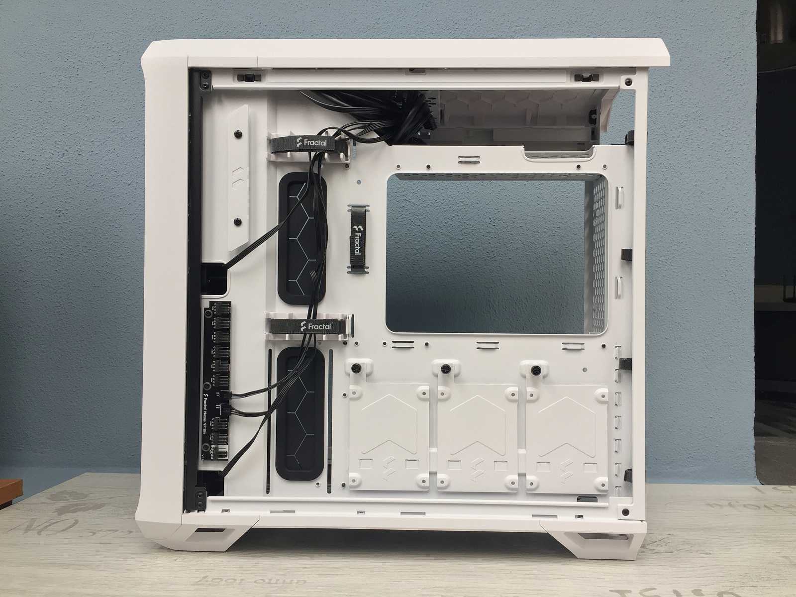 Test skříní Fractal Design Torrent Compact a Nano - designové skvosty v menším provedení