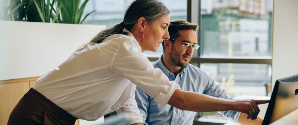 Woman explaining web content to her male coworker