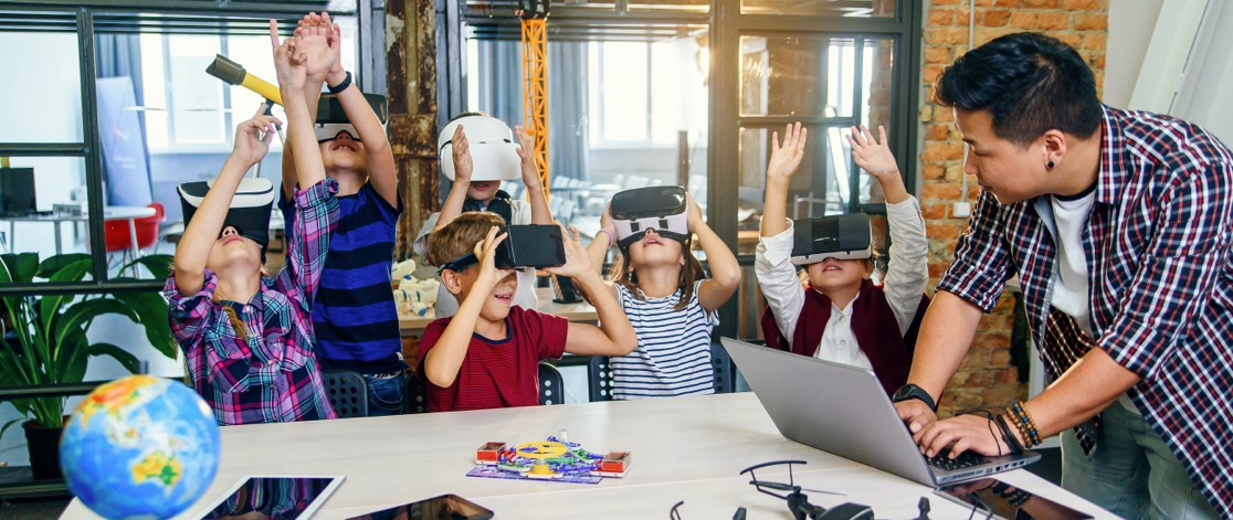 Class of young students learning via Virtual Reality