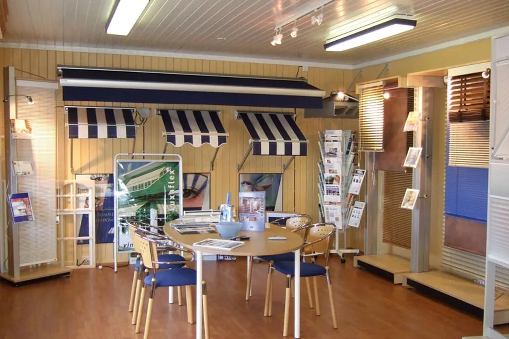 Utstillingen med markiser og solskjerming i butikken