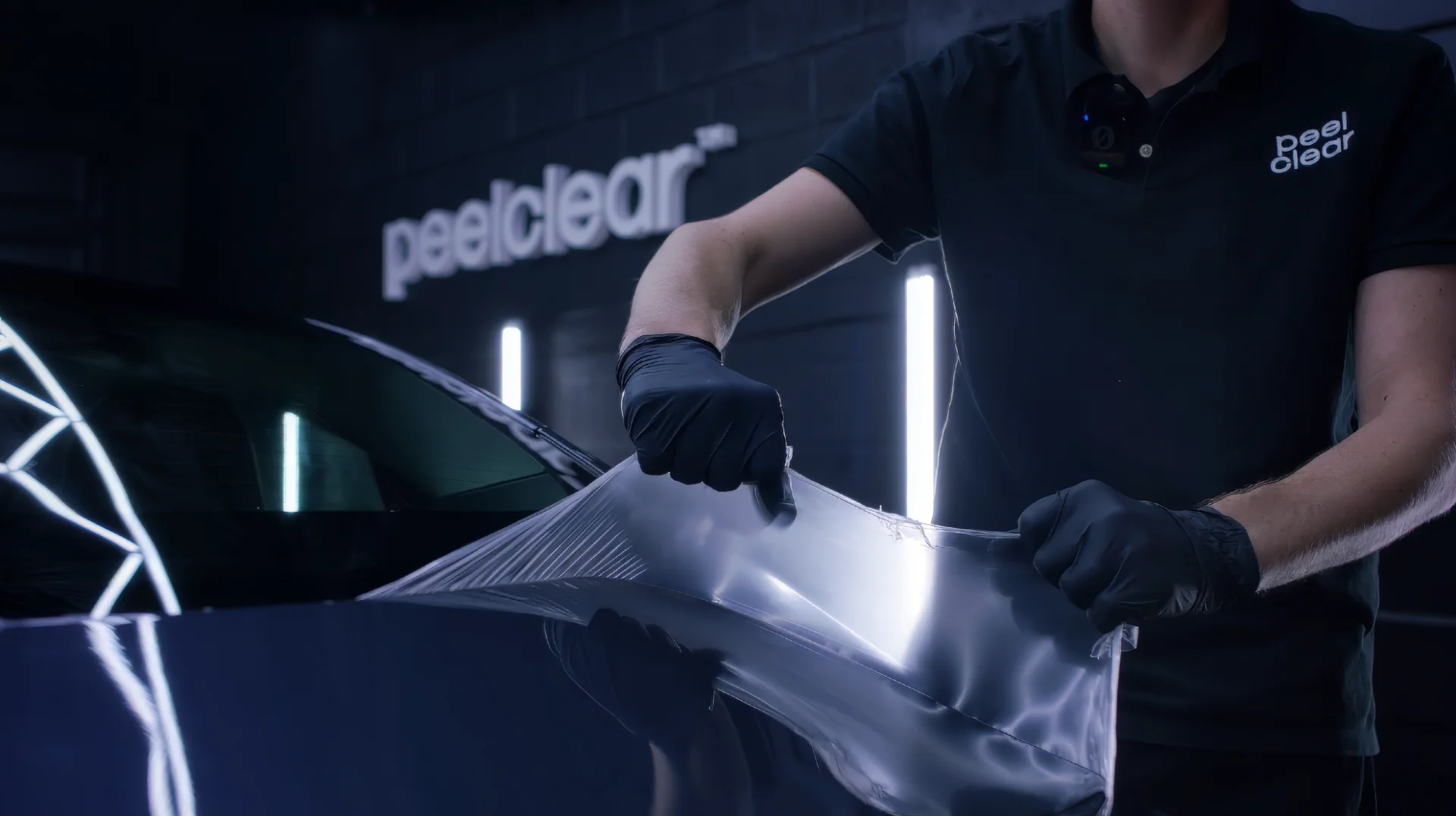 Peelclear trækkes af en bil i en Peelclear-certificeret sprøjtekabine.