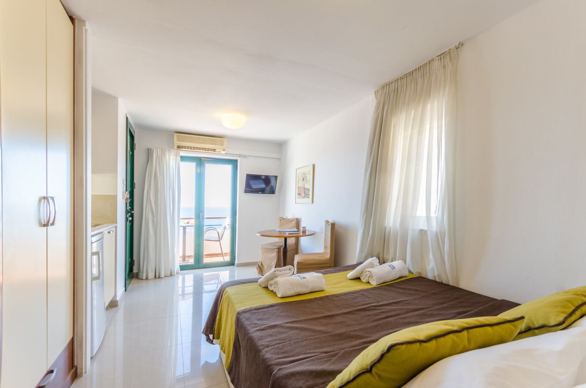 Το υπνοδωμάτιο του Economy Single Room στο Pela Mare Hotel