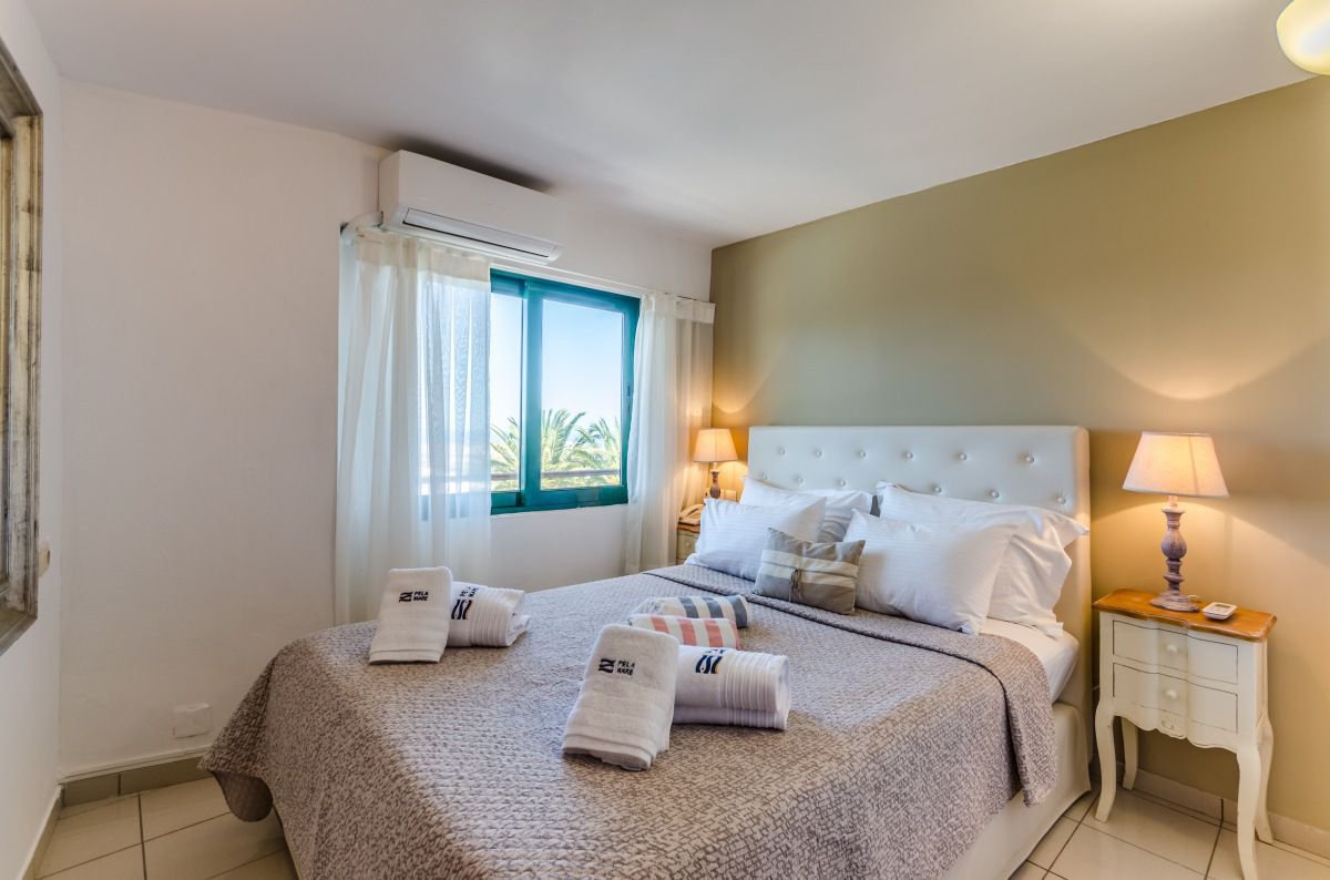 Το υπνοδωμάτιο του Deluxe Suite στο Pela Mare Hotel