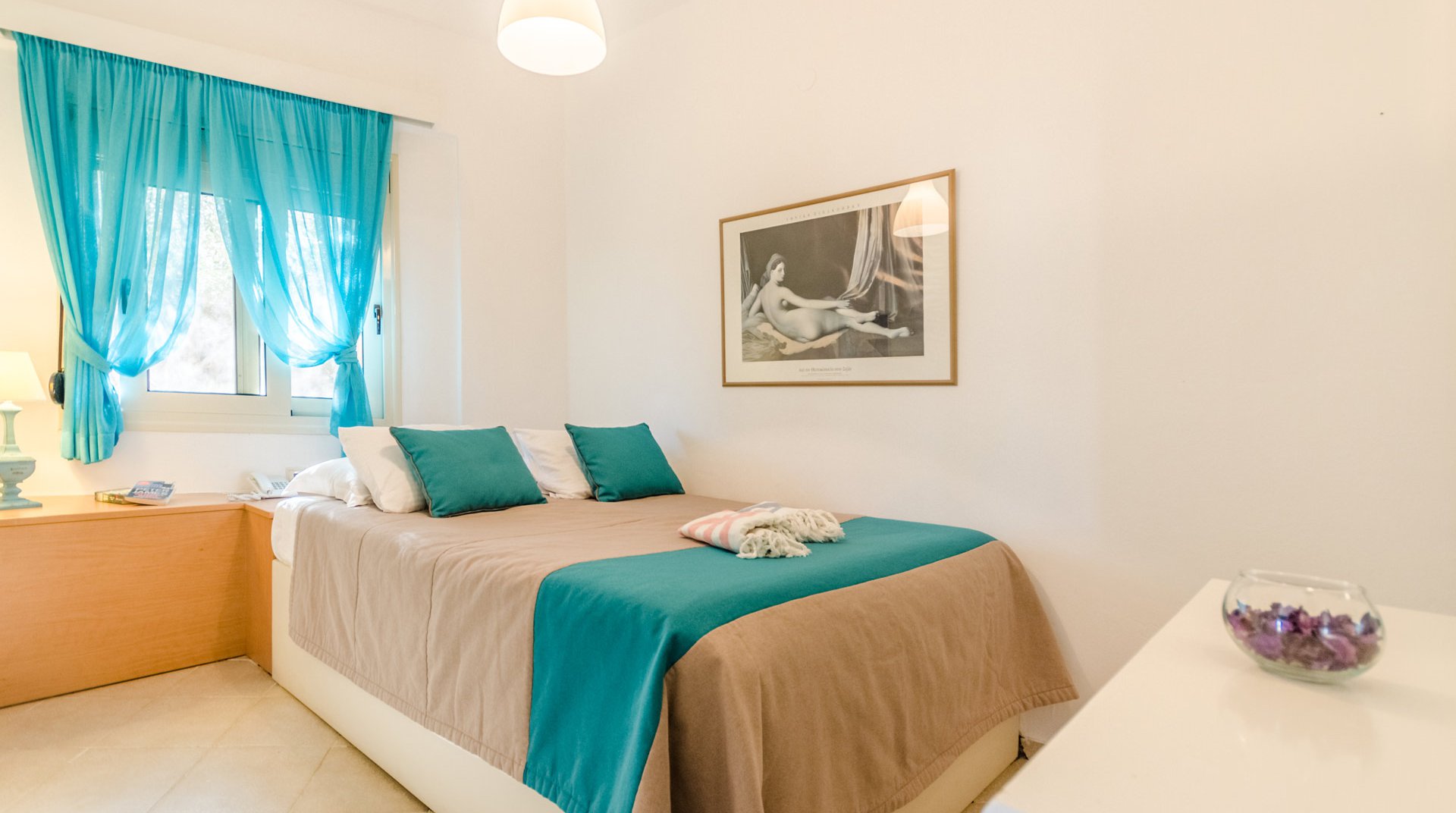 Το υπνοδωμάτιο του Junior Suite στο Pela Mare Hotel