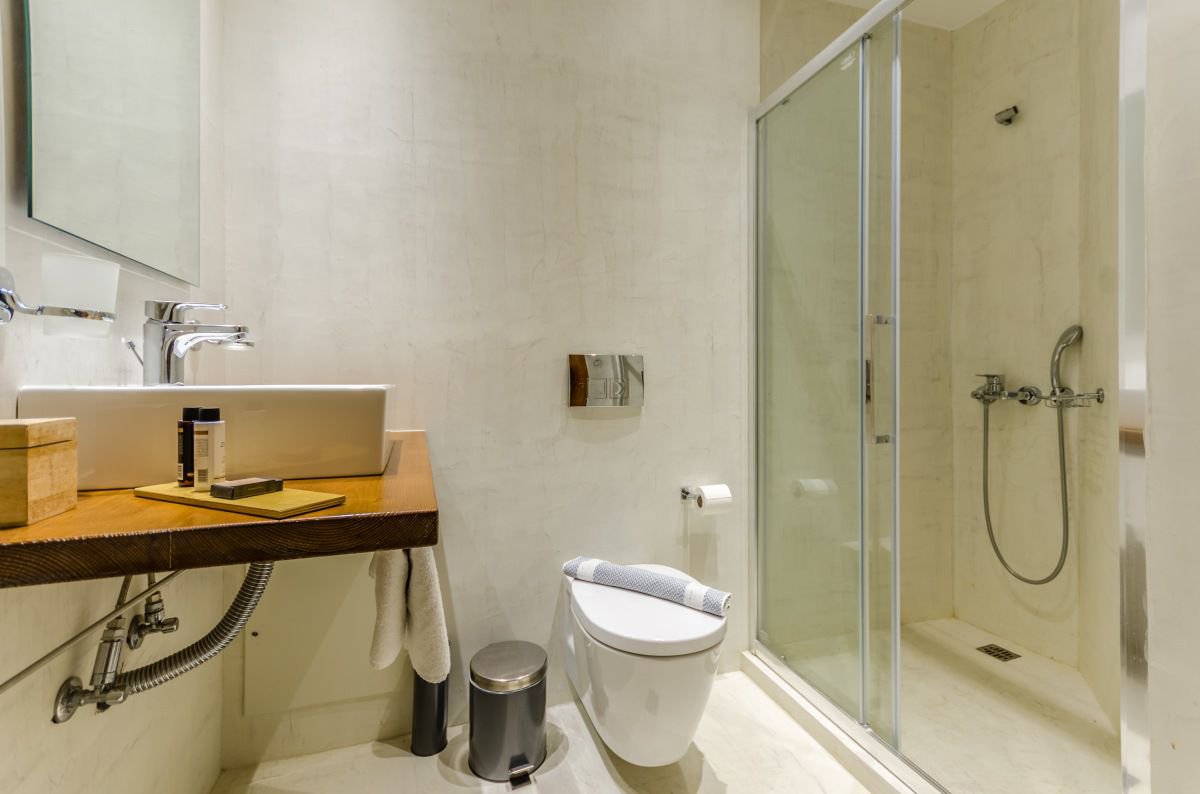 Το μπάνιο του Δίκλινου Δωματίου στο Pela Mare Hotel