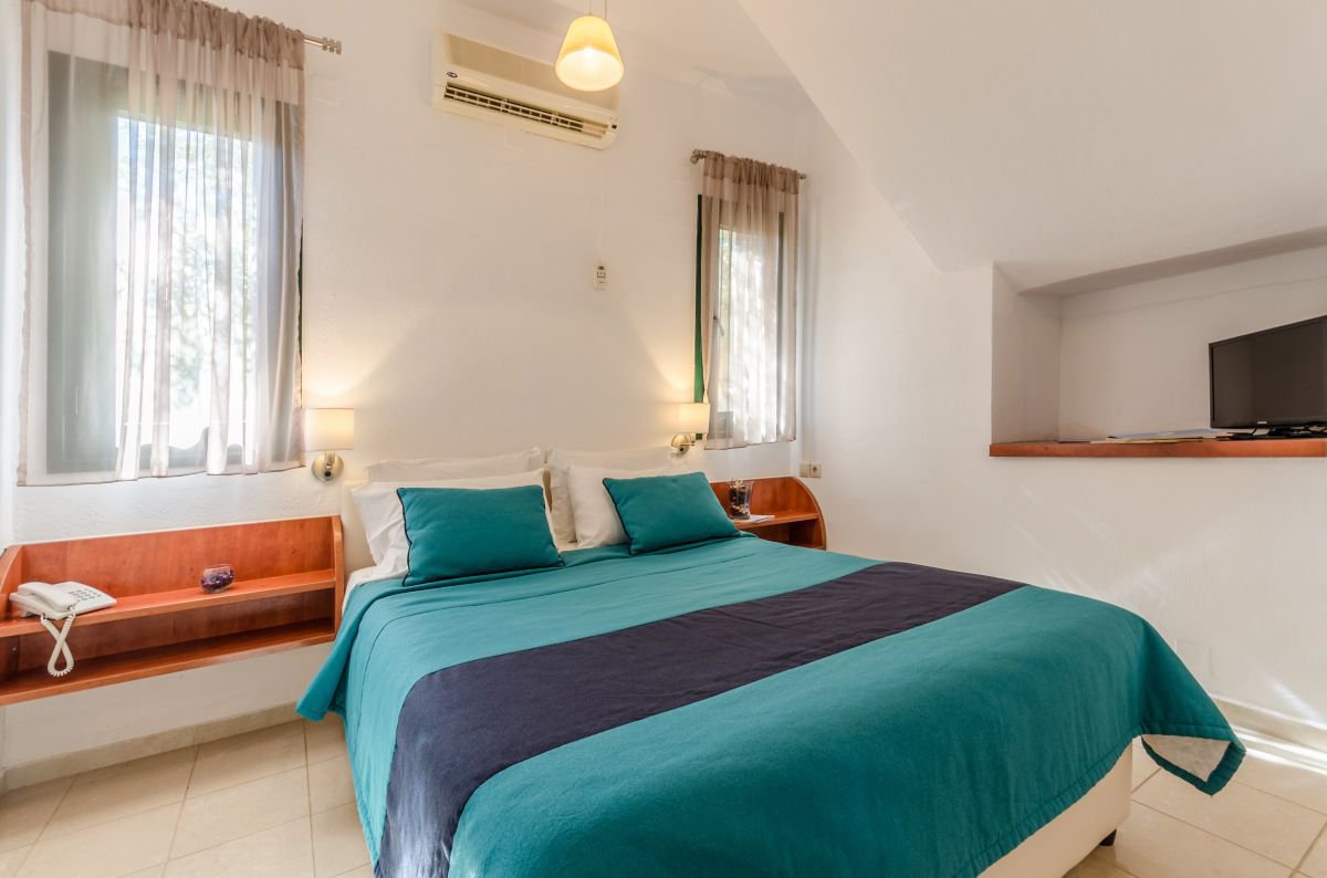 The bedroom of Double Room at Pela Mare Hotel