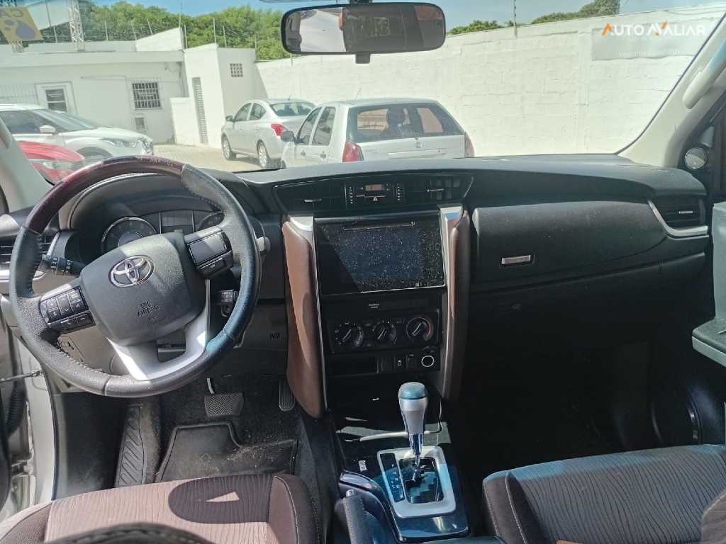 TOYOTA HILUX SW4 2.7 SR 4X2 16V FLEX 4P AUTOMATICO