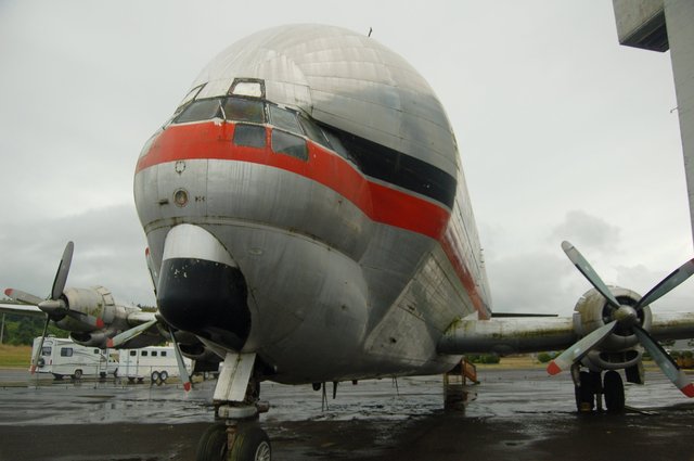 Nose and cockpit of N422AU Super Guppy