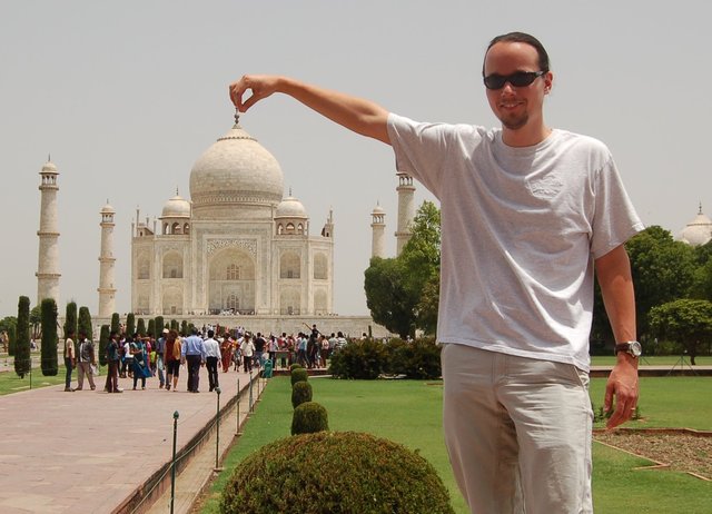 Somewhat-poorly-aimed shot of Jaeger holding the Taj Mahal