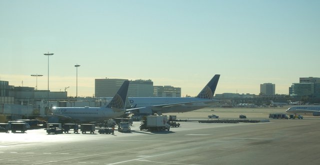 United 737 and 777 at LAX