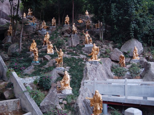 Statues at 10,000 Buddhas Monastary