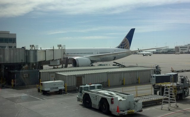 N27903 787 Dreamliner in United colors at DIA