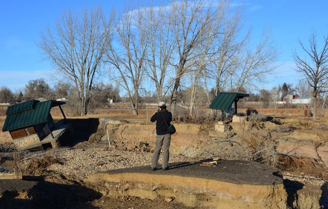 Flood tourist photographs Pella Crossing