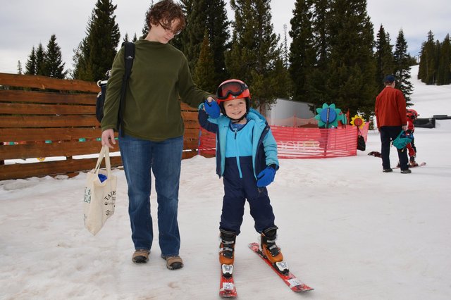 Calvin skis with Kiesa