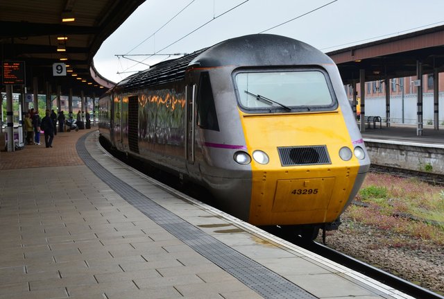 East coast 43295 pulls into York Railway Station