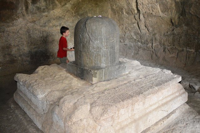 Calvin circumnavigates a Shiva lingam on Elephanta Island