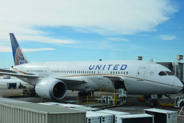 United 787-8 at DIA gate B32