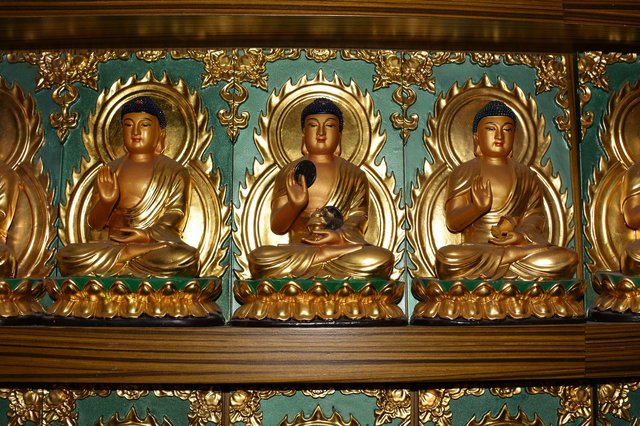 Little Buddhas accepting offerings at Nanqibao Temple