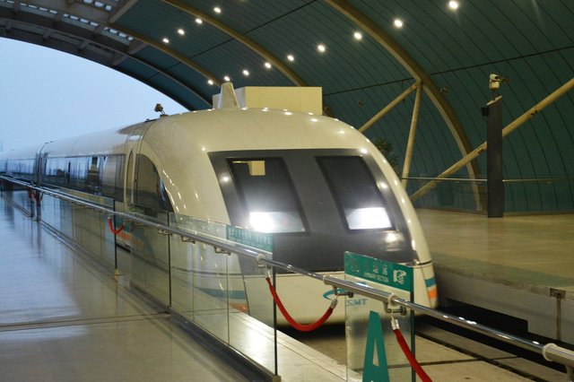 Shanghai airport maglev pulls into the station