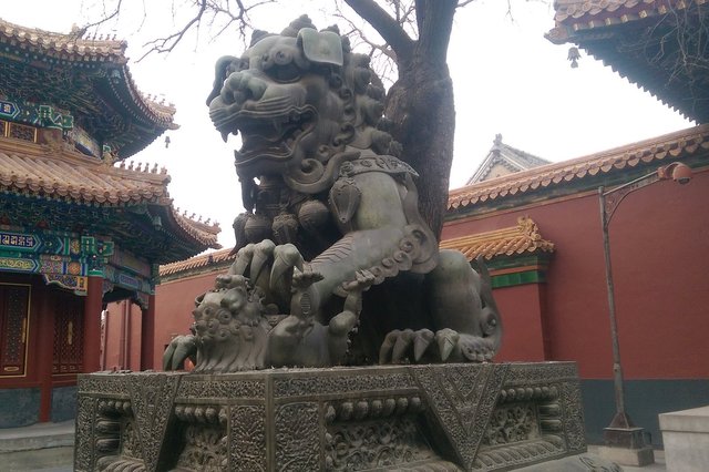 Lioness statue with cub