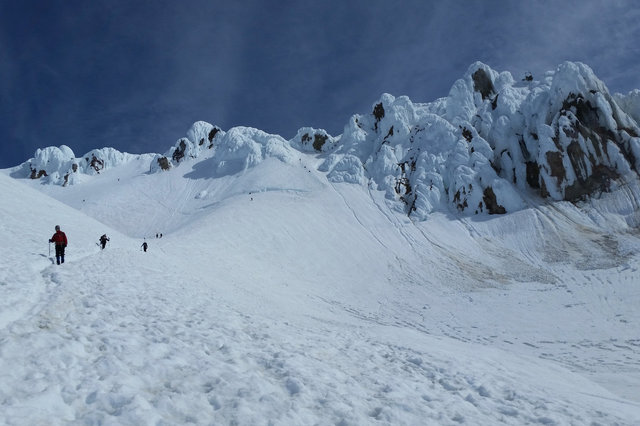 Hogsback, bergschrund, and the final approach to Mount Hood