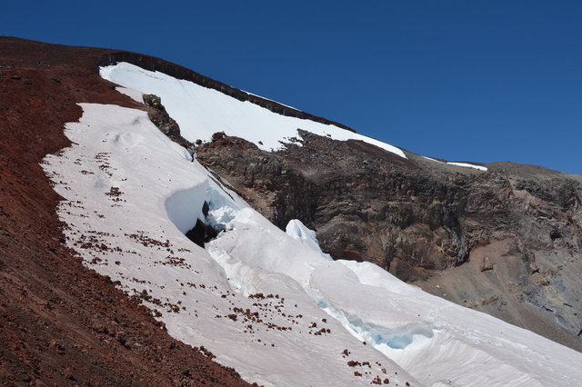 Bergschrund at the top of Lewis Glacier