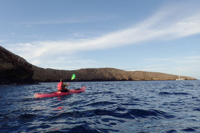 Jaeger paddles into Molokini Crater