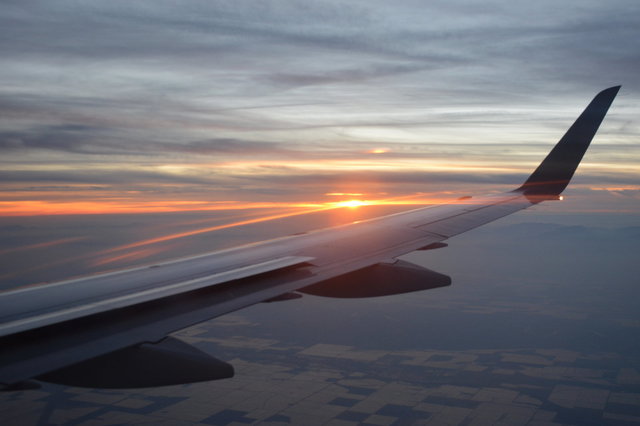 E175 wing descends towards SMF into the Camp Fire haze