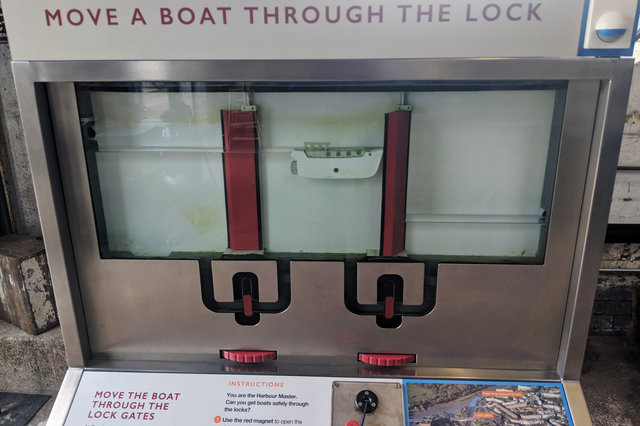 Interactive display: Move a boat through the lock