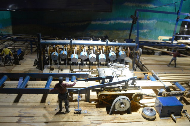 Working scale model sawmill at Minature World