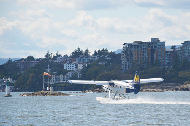 Harbour Air seaplane lands on Victoria Harbour