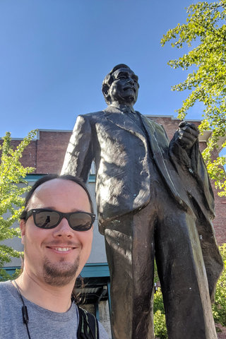 Jaeger with a statue of Sun Yat-Sen