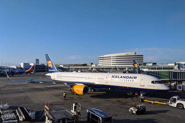 Icelandair TF-LLX 757-200 at SEA