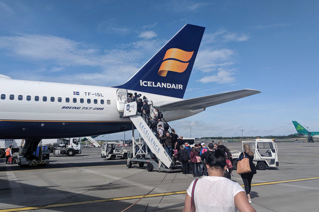 Passengers board TF-ISL through the rear door on the tarmac at DUB