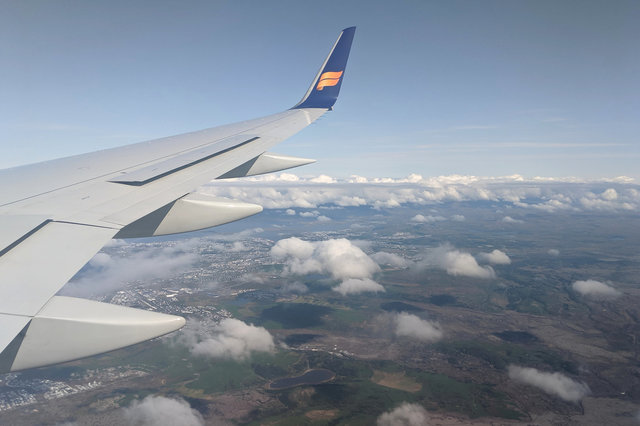 TF-ISL flies over Reykjavík on approach to KEF