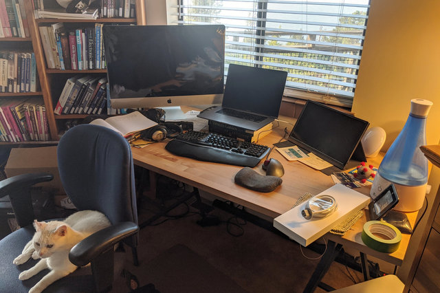 iMac and MacBook on Jaeger's desk