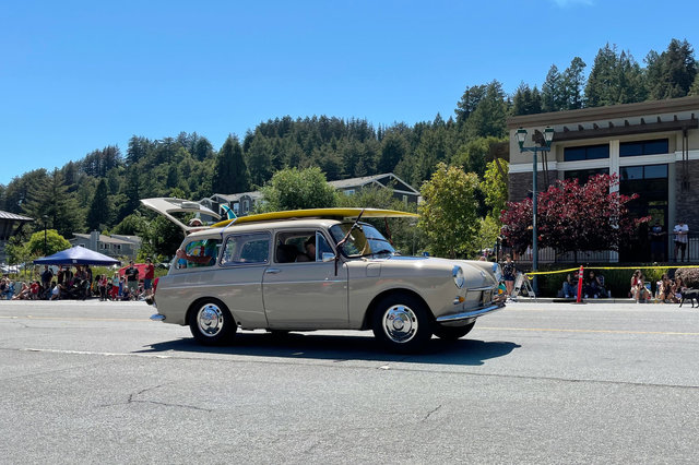 Old Volkswagen heading to surf