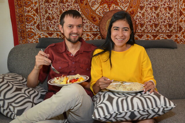 Willy and Vero eat breakfast