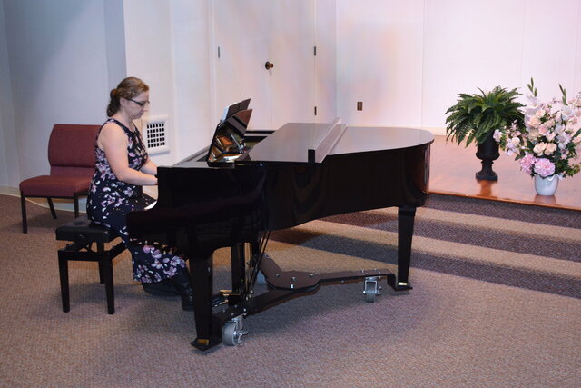 Kiesa plays the piano at the wedding